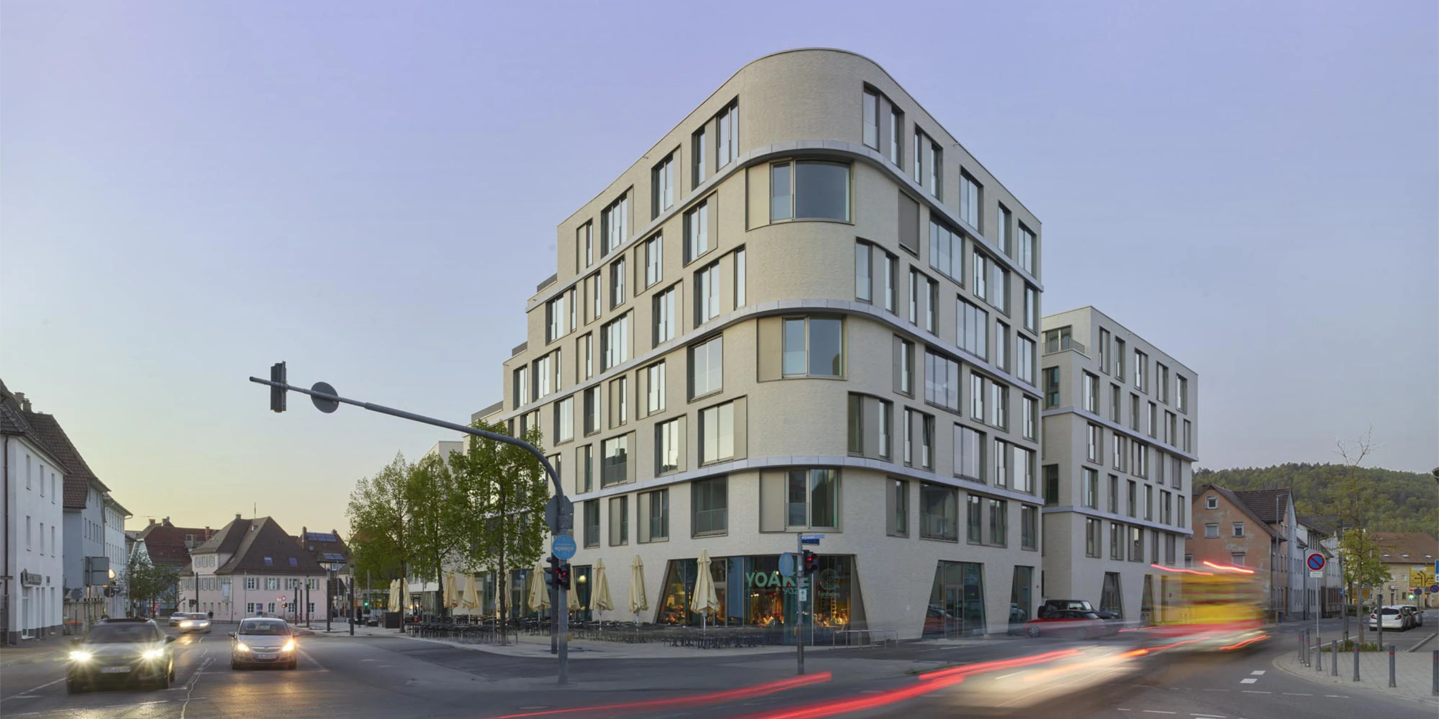 Innerstädtisch, Neubau, Betontragwerk, Glasfassade, Klinkerfassade, Flachdach, Tiefgarage, Innenhof, Terrassaen, Balkone, Investor, Großprojekt, öffentlich zugänglich, Gewerbe, Shops, Wohnen, Gastronomie,  Architektur, KTP, Kauffmann Theilig Partner, Stuttgart, Rendering, Visualisierung, Schhnitt, Grundriss, Schwarzplan, Freie Architekten PartGmbB