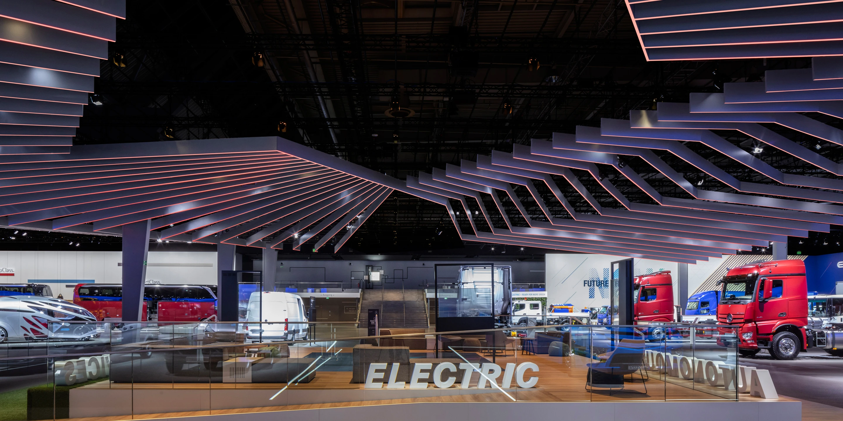 Ausbau, Temporär, Freiform, Innenraum, Holz-Stahl-Tragwerk, Lamelle, LED, Lichtinstallation, Lichtdecke, Bühne, Privat, Großprojekt, öffentlich zugänglich, Ausstellung, Gastronomie, Shop, Büros, IAA, Hannover, Nutzfahrzeuge, Daimler, Mercedes-Benz, Messen, Markenauftritt, Messeauftritt, Trucks, Fuso, Setra, Standfläche, Deckenkonstruktion, medial, Highlight, e-Mobility, Fleetboard, Actros Highlight, Powertrain, MB Pro, Digital Services/Omniplus, Kommunikation, Hauptbühne, Markenwand, Medienfläche, Trucks and Busses for the world,   Intro Bereich, Architektur, KTP, Kauffmann Theilig Partner, Freie Architekten PartGmbB, Stuttgart, MUTABOR, DISPLAY INTERNATIONAL, Markus Bollen 