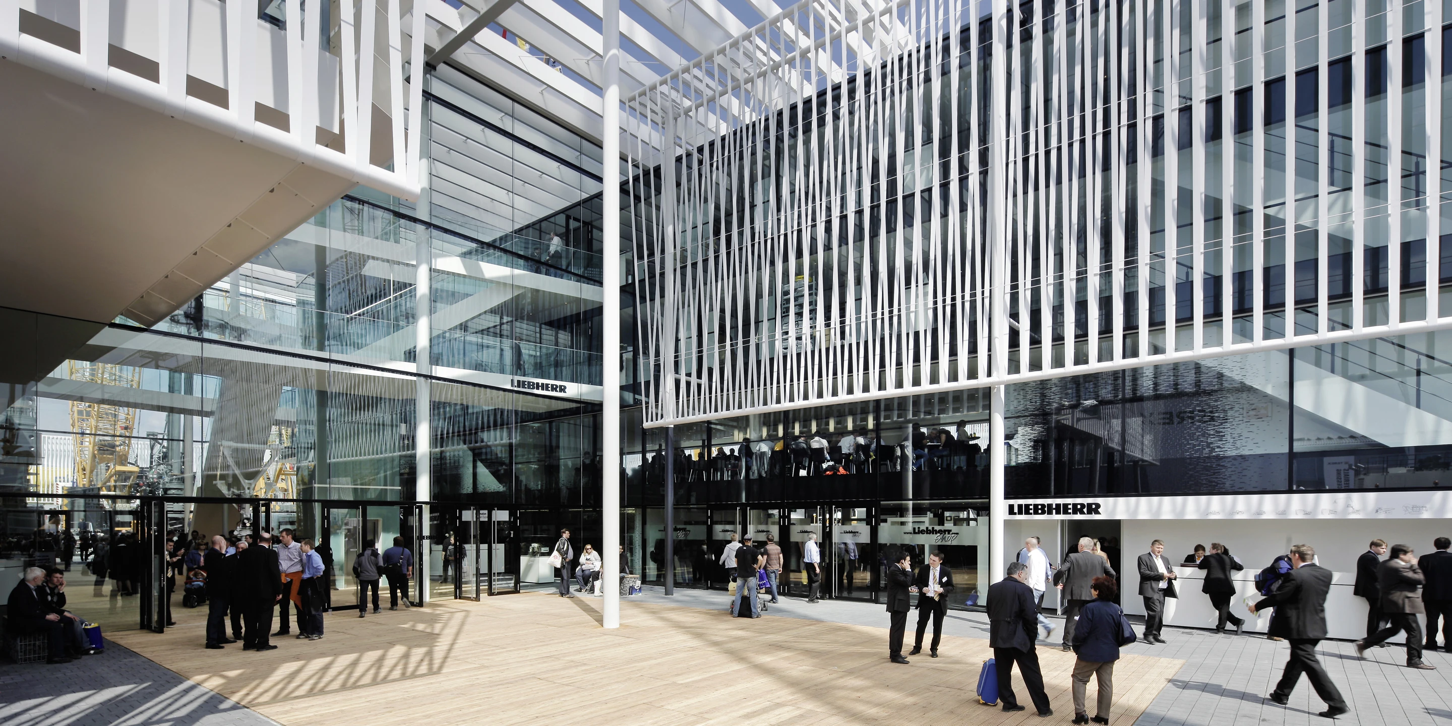 Neubau, Temporär, Modular, Wiederverwertbar, Stahlkonstruktion, Glasfassade, Textil, Lamelle Balkone, Innenhof, Privat, Generalplaner, Großprojekt, öffentlich zugänglich, Shop, Ausstellung, Bistro, Büro, Verwaltung, Architektur, KTP, Kauffmann Theilig Partner, Freie Architekten PartGmbB, Stuttgart, 