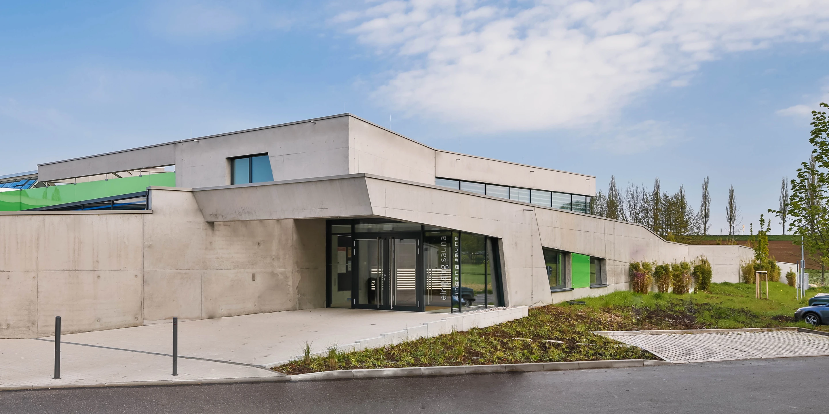 Sanierung, Erweiterung, Freiform, Bauabschnitte, Städtebau, Klimakonzept, Farbe, Betonfertigteile, Betontragwerk, Glasfassade, Stahltragwerk, Dachbegrünung, Terrassen, Flachdach, Sportflächen, Parkplatz, Großprojekt, Öffentliche Hand, öffentlich zugänglich, Wellness, Bar, Baden,  Architektur, KTP, Kauffmann Theilig Partner, Freie Architekten PartGmbB, Stuttgart, 