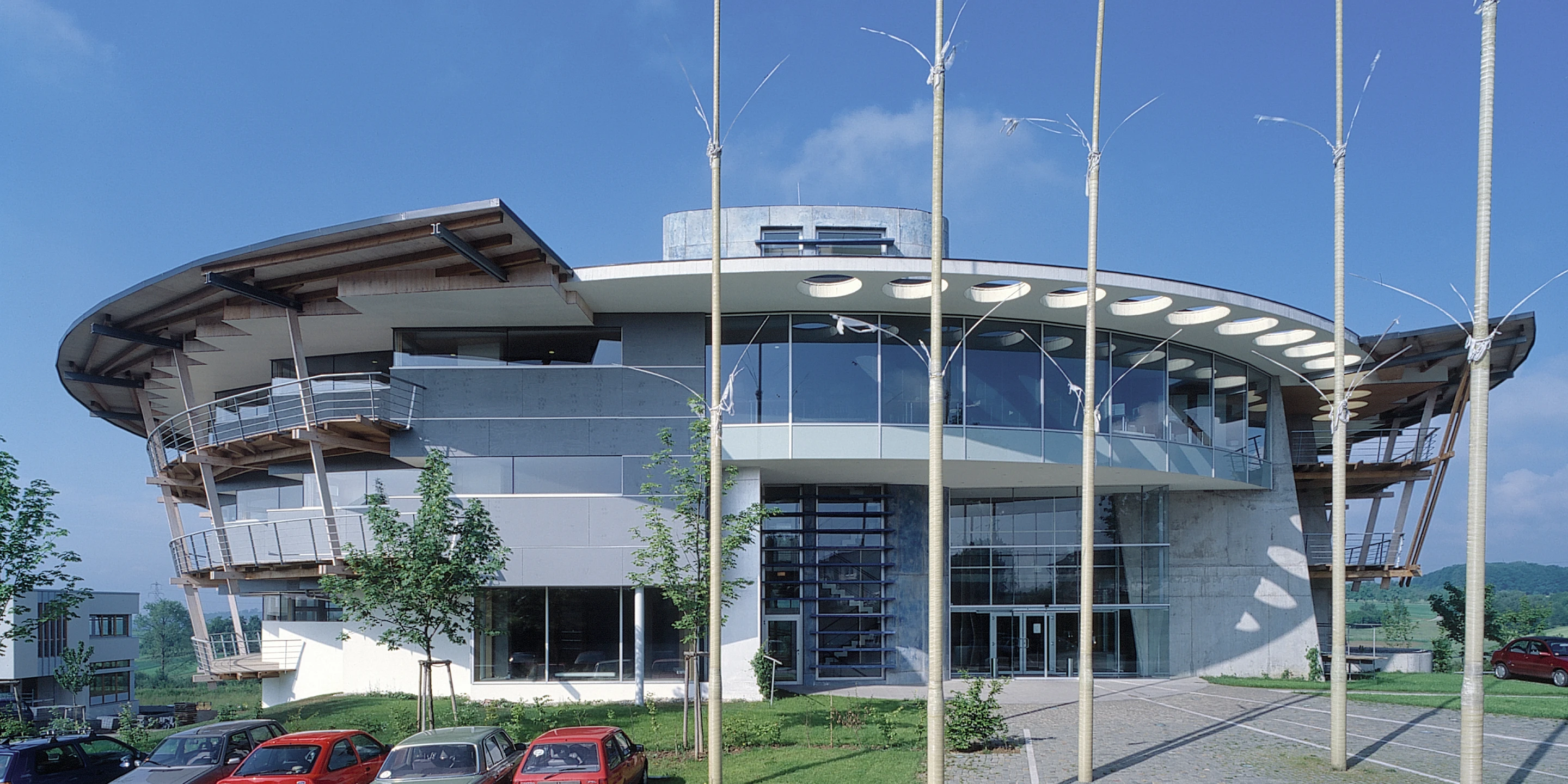Solitär, Neubau, Freiform, Klimakonzept, Betontragwerk, Glasfassade, Holzbalkone, Atrium,  Glasdach, Parkplatz, Tiefgarage, Privat, Großprojekt, Büro, Verwaltung, Mensa, Schulung,  Architektur, KTP, Kauffmann Theilig Partner, Freie Architekten PartGmbB, Stuttgart,