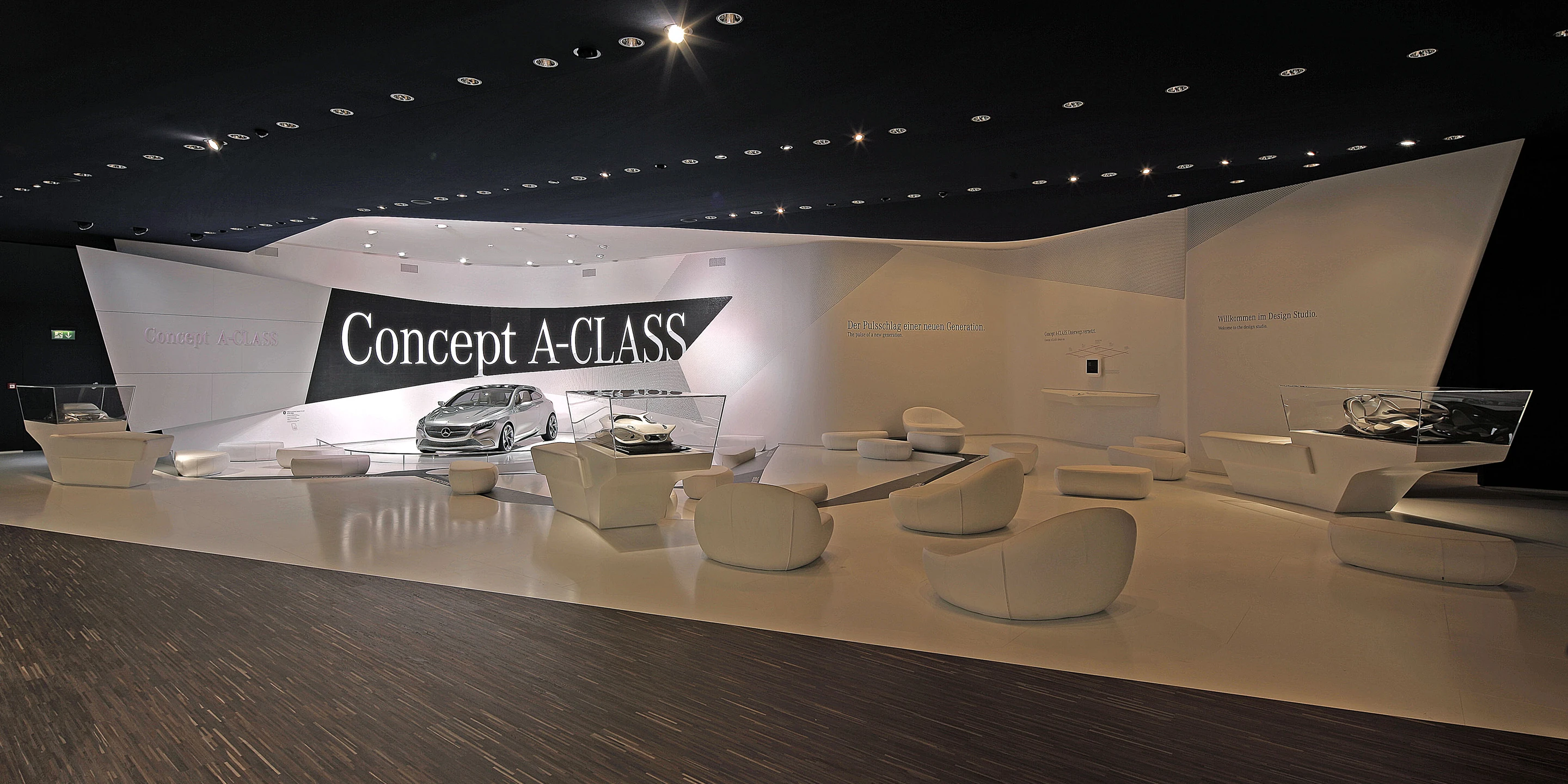 Mercedes-Benz IAA Pkw 2011 | Frankfurt a. M. PKW, Markenauftritt, IAA, Merzedes-Benz, Daimlier, Messe, Denkmalschutz, Ausbau, Temporär, Innenraum, Freiform, Klimakonzept, Wiederverwertbar, Stahl-Holz-Tragwerk, Medienwand, LED, Lichtinstallation, Holzverkleidung, Terrassen, Rolltreppe, Bühne, Privat, öffentlich zugänglich, Großprojekt, Ausstellung, Shop, Restaurant, Büro, Architektur, KTP, Kauffmann Theilig Partner, Stuttgart,