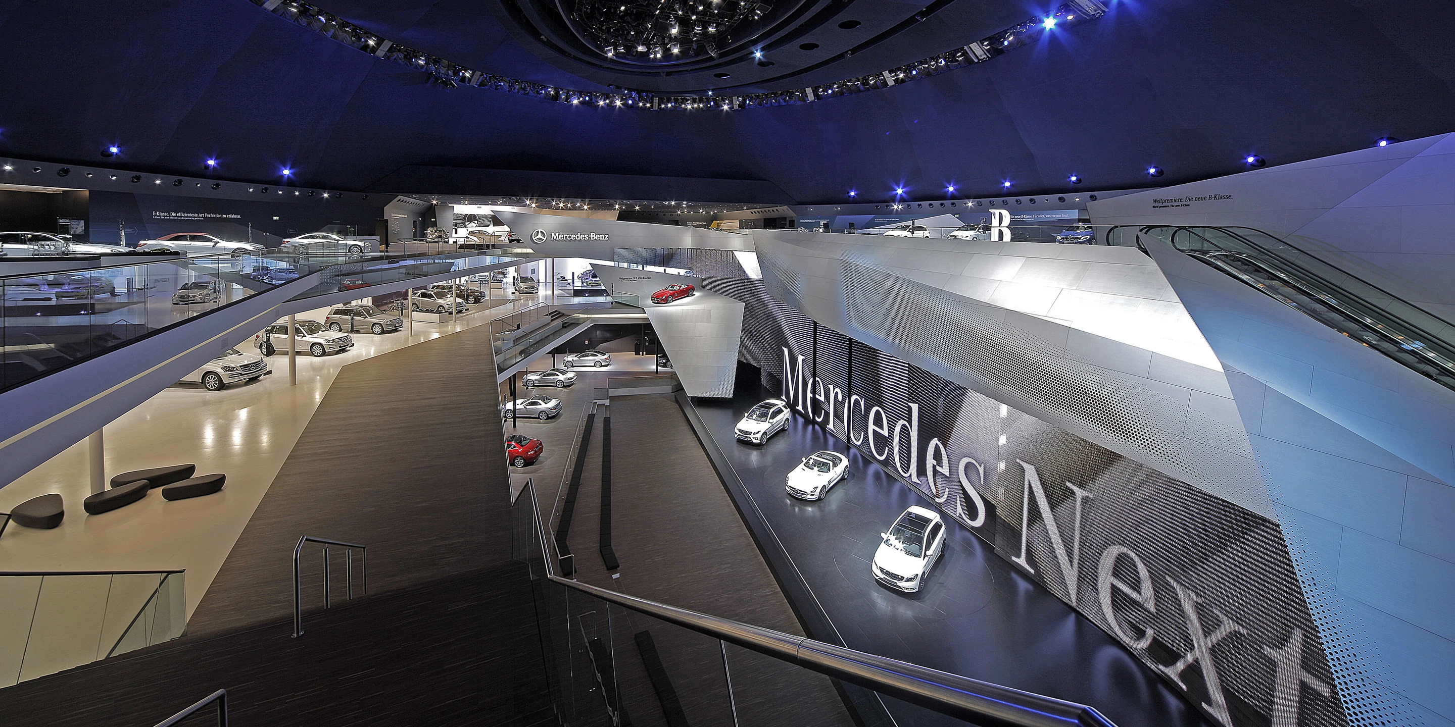 Mercedes-Benz IAA Pkw 2011 | Frankfurt a. M. PKW, Markenauftritt, IAA, Merzedes-Benz, Daimlier, Messe, Denkmalschutz, Ausbau, Temporär, Innenraum, Freiform, Klimakonzept, Wiederverwertbar, Stahl-Holz-Tragwerk, Medienwand, LED, Lichtinstallation, Holzverkleidung, Terrassen, Rolltreppe, Bühne, Privat, öffentlich zugänglich, Großprojekt, Ausstellung, Shop, Restaurant, Büro, Architektur, KTP, Kauffmann Theilig Partner, Stuttgart,
