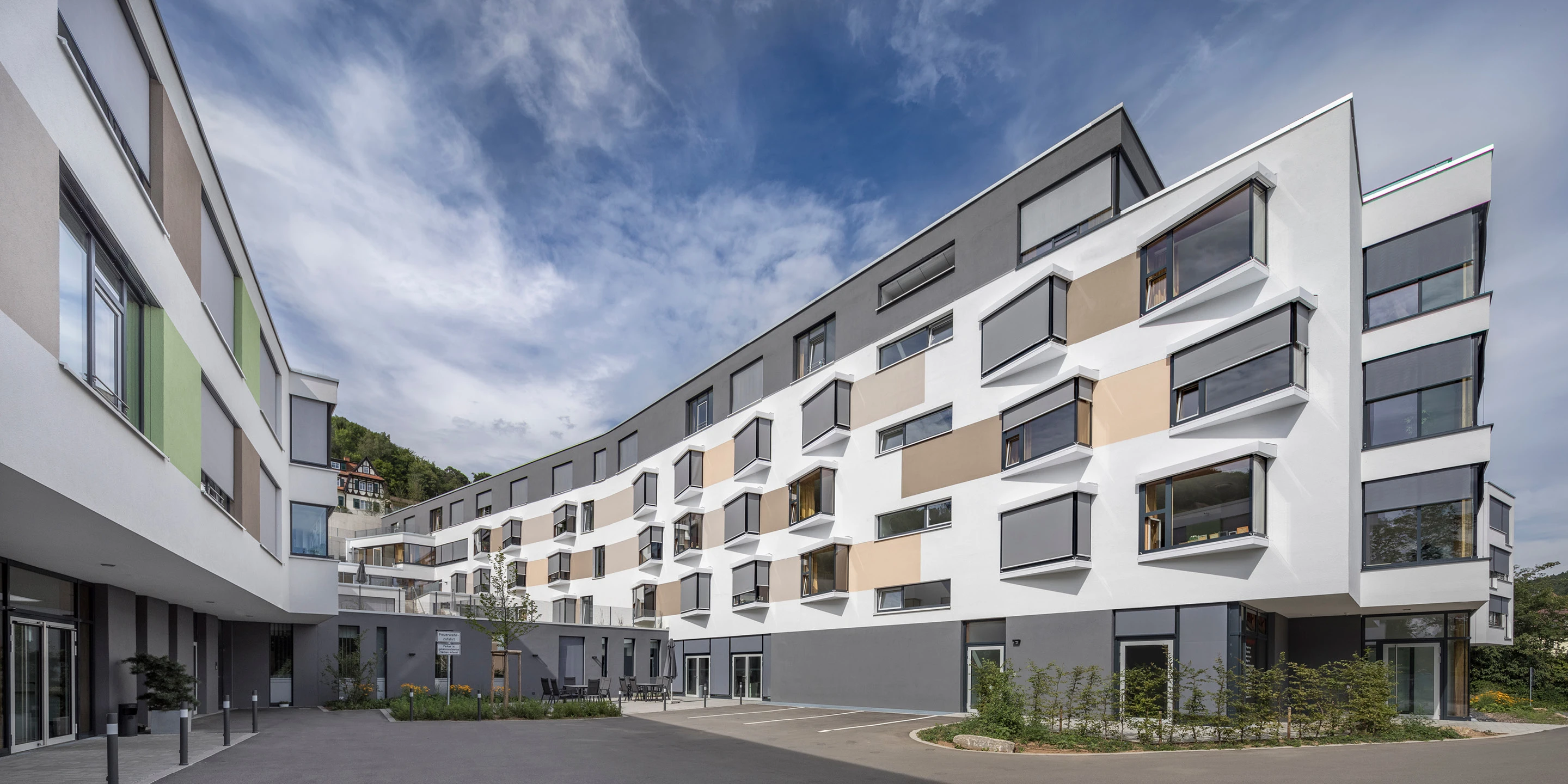 Seniorenzentrum Haus Waldenfels | Bad Brückenau Innerstädtisch, Neubau, Städtebau, Betontragwerk, WDVS, Flachdach, Dachbegrünung,Tiefgarage, Garten, Terrassen, Balkon, Platz, Erker, Atrium, Öffentliche Hand, öffentlich zugänglich, Großprojekt, Wohnen, Pflege, Restaurant, Aufenthalt, Büro, Verwaltung, Shops, Bad Brückenau, Seniorenwohnen, Gastronomie, Landschaft, Gesundheit, Sozial, Terrasse, Dachbegrünung, Kantine, KTP, Architektur, Kauffmann Theilig Partner, Stuttgart,
