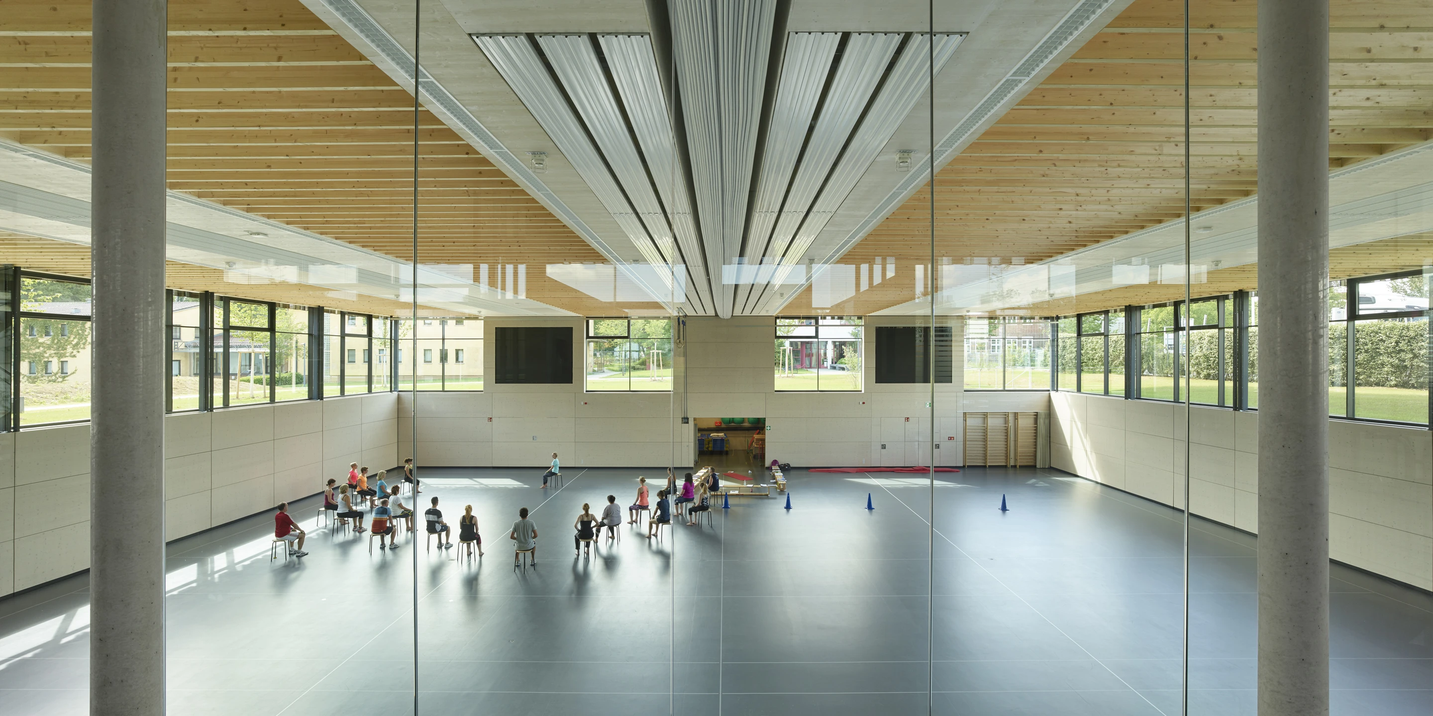 Solitär, Neubau, Beton-Holz-Tragwerk, Glasfassade, Metallfassade, Flachdach, Dachbegrünung, Park, Privat, Sport, Schießen, Büro, Schulung, Architektur, KTP, Kauffmann Theilig Partner, Freie Architekten PartGmbB, Stuttgart