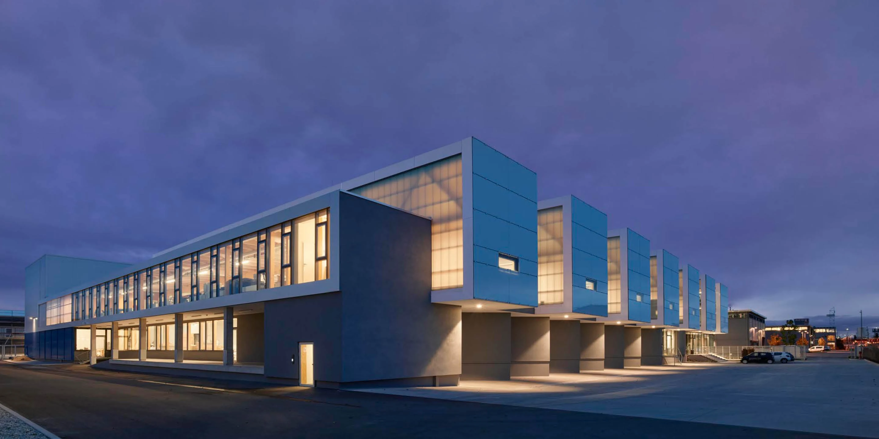 Headquarter Chemoform | Wendlingen a. N. Neubau, Beton-Holz-Tragwerk, Glasfassade, Metallfassade, Flachdach, Dachbegrünung, Tiefgarage, Parkplatz, Privat, Großprojekt, Produktion, Lager, Büro, Verwaltung, Fitness, Showroom, Architektur, KTP, Kauffmann Theilig Partner, Freie Architekten PartGmbB, Stuttgart