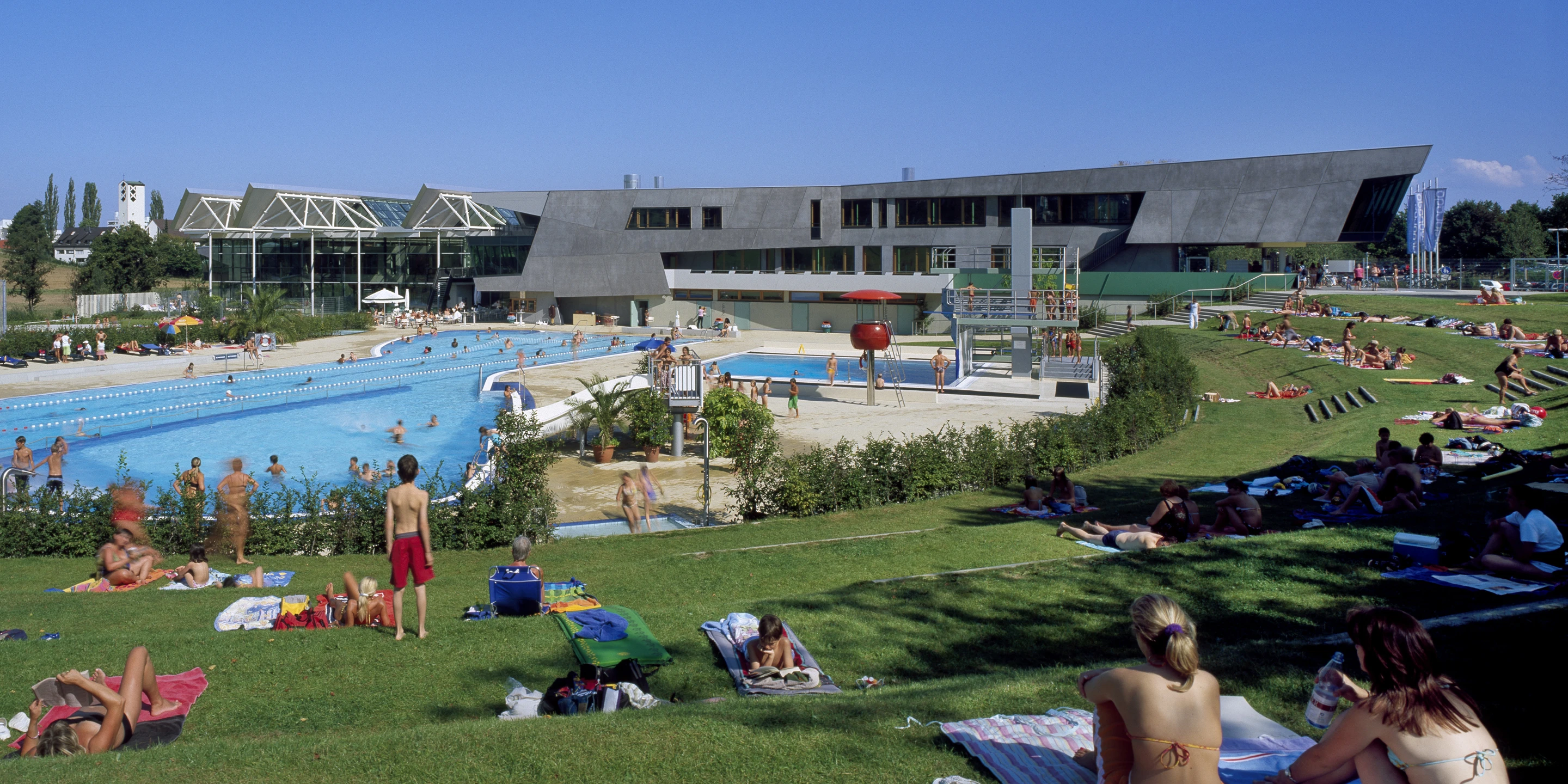 Sanierung, Erweiterung, Freiform, Bauabschnitte, Städtebau, Klimakonzept, Farbe, Betonfertigteile, Betontragwerk, Glasfassade, Stahltragwerk, Dachbegrünung, Terrassen, Flachdach, Sportflächen, Parkplatz, Großprojekt, Öffentliche Hand, öffentlich zugänglich, Wellness, Bar, Baden,  Architektur, KTP, Kauffmann Theilig Partner, Freie Architekten PartGmbB, Stuttgart, 