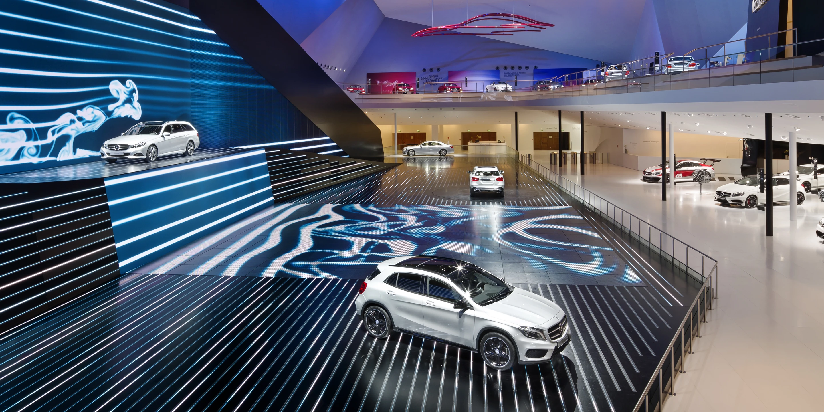 Mercedes-Benz IAA Pkw 2013 | Frankfurt a. M. Denkmalschutz, Ausbau, Temporär, Innenraum, Freiform, Klimakonzept, Wiederverwertbar, Stahl-Holz-Tragwerk, Medienwand, LED, Lichtinstallation, Holzverkleidung, Terrassen, Rolltreppe, Bühne, Privat, öffentlich zugänglich, Großprojekt, Ausstellung, Shop, Restaurant, Büro, Architektur, KTP, Kauffmann Theilig Partner, Freie Architekten PartGmbB, Stuttgart,
