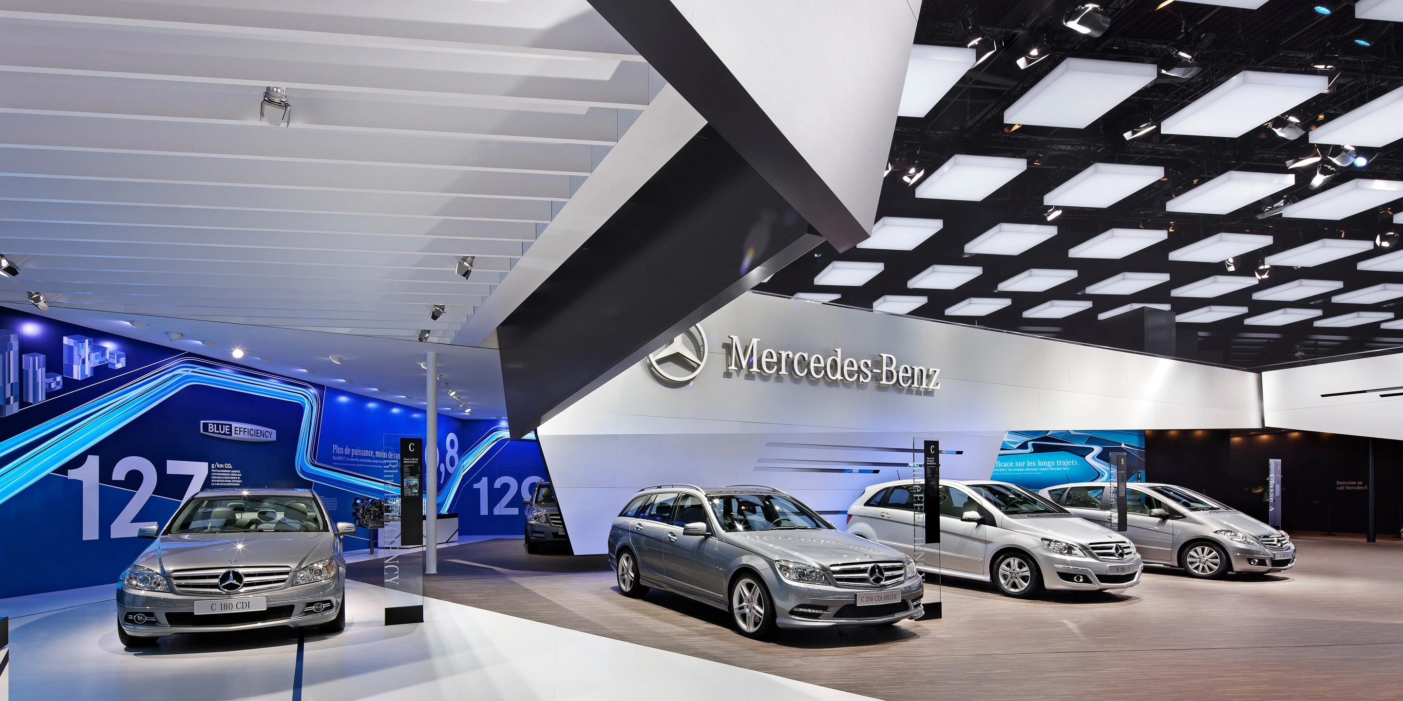 Mercedes-Benz Mondial de l'Automobile 2010 | Paris Neubau, Innenraum, Modular, Stahl-Holz-Konstruktion, Markenband, LED, Lichtinstallation, Privat, öffentlich zugänglich, Ausstellung, Shop, Café, Mercedes Benz, Architektur, KTP, Kauffmann Theilig Partner, Freie Architekten PartGmbB, Stuttgart,