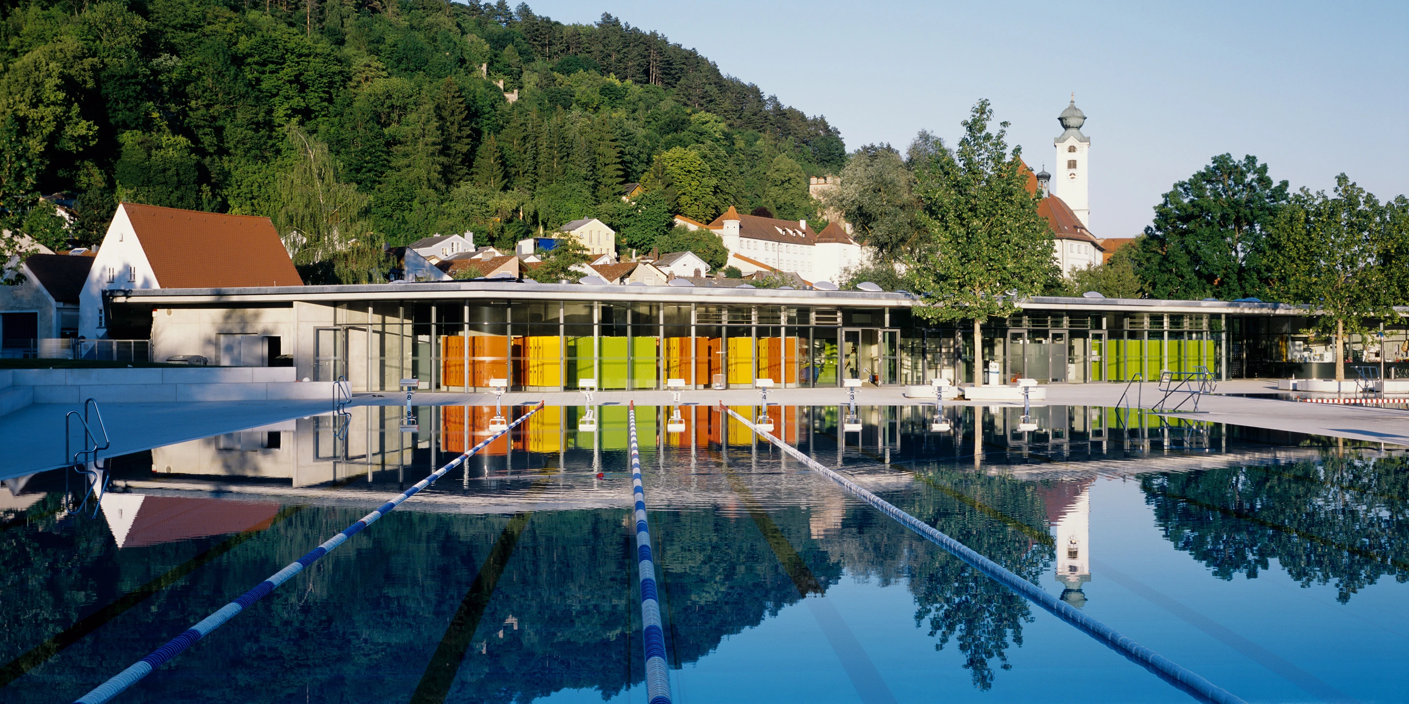 Freibad Inselbad | Eichstätt Innerstädtisch, Neubau, Freiform, Betontragwerk, Glasfassade, Dachbegrünung, Flachdach, Parkplatz, Park, Sportflächen, Öffentliche Hand, öffentlich zugägnlich, Freizeit, Baden, Gastronomie, Architektur, KTP, Kauffmann Theilig Partner, Freie Architekten PartGmbB, Stuttgart