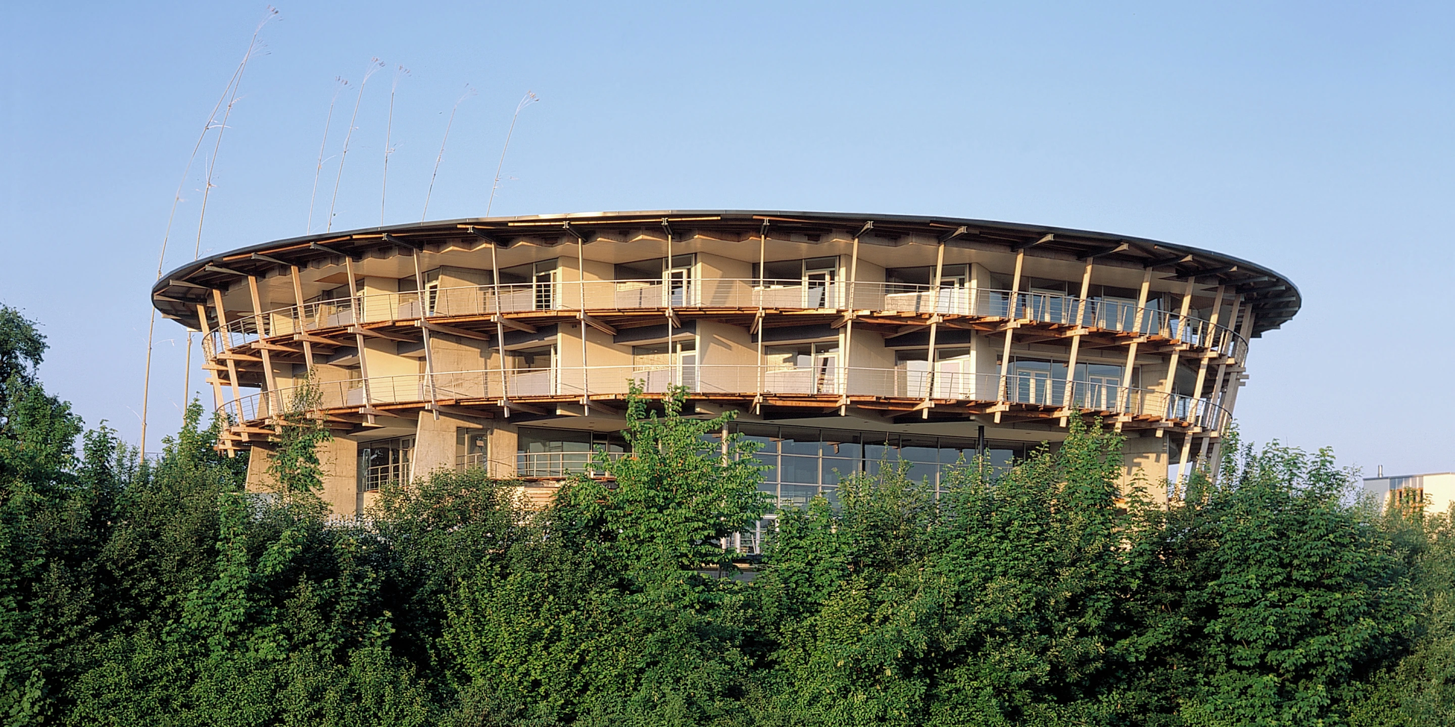 Solitär, Neubau, Freiform, Klimakonzept, Betontragwerk, Glasfassade, Holzbalkone, Atrium,  Glasdach, Parkplatz, Tiefgarage, Privat, Großprojekt, Büro, Verwaltung, Mensa, Schulung,  Architektur, KTP, Kauffmann Theilig Partner, Freie Architekten PartGmbB, Stuttgart,