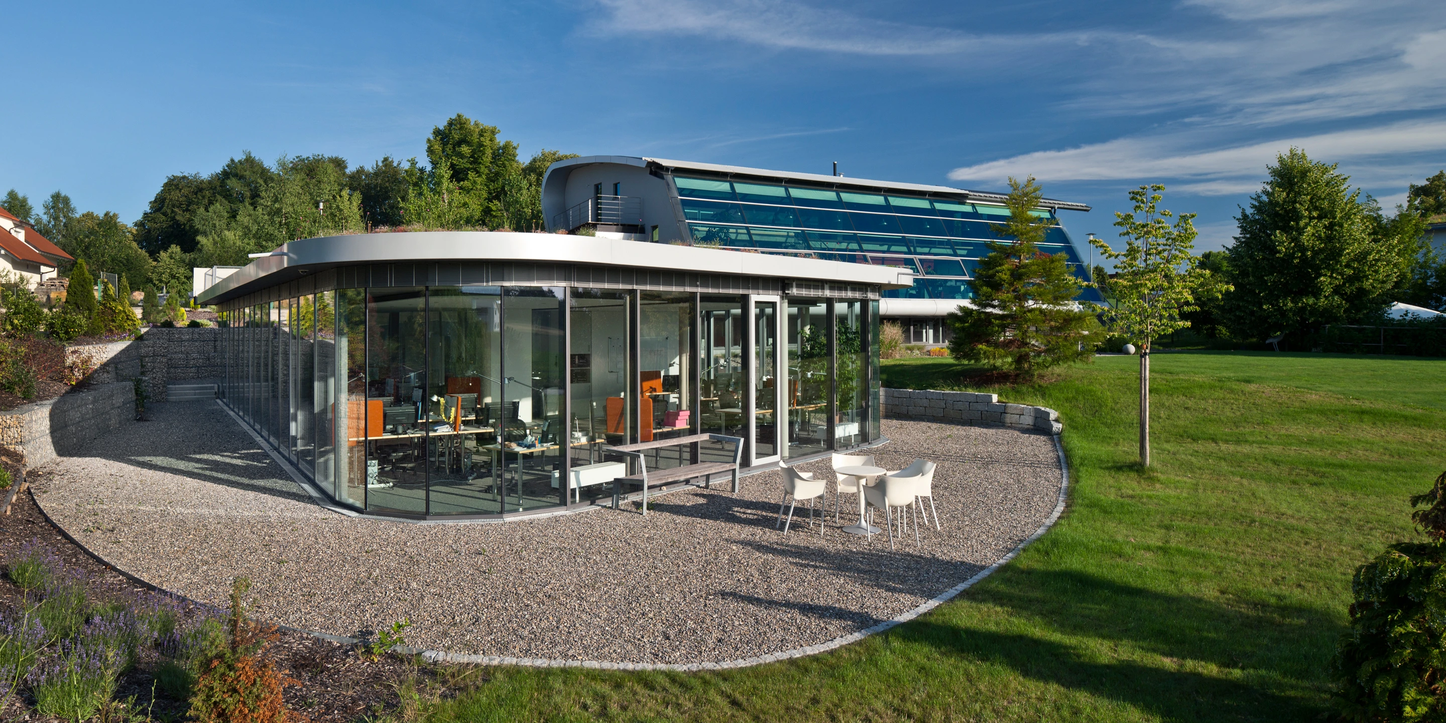 Erweiterung, Bauabschnitte, Freiform, Betontragwerk, Glasfassade, Dachbegrünung, Flachdach, Garten, Privat, Büro, Verwaltung, Architektur, KTP, Kauffmann Theilig Partner, Stuttgart, Agentur, Werbeagentur