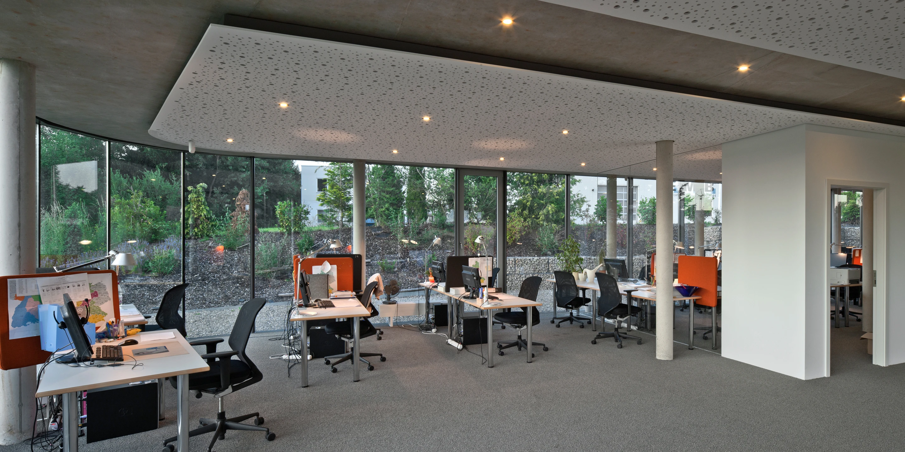 Erweiterung, Bauabschnitte, Freiform, Betontragwerk, Glasfassade, Dachbegrünung, Flachdach, Garten, Privat, Büro, Verwaltung, Architektur, KTP, Kauffmann Theilig Partner, Stuttgart, Agentur, Werbeagentur