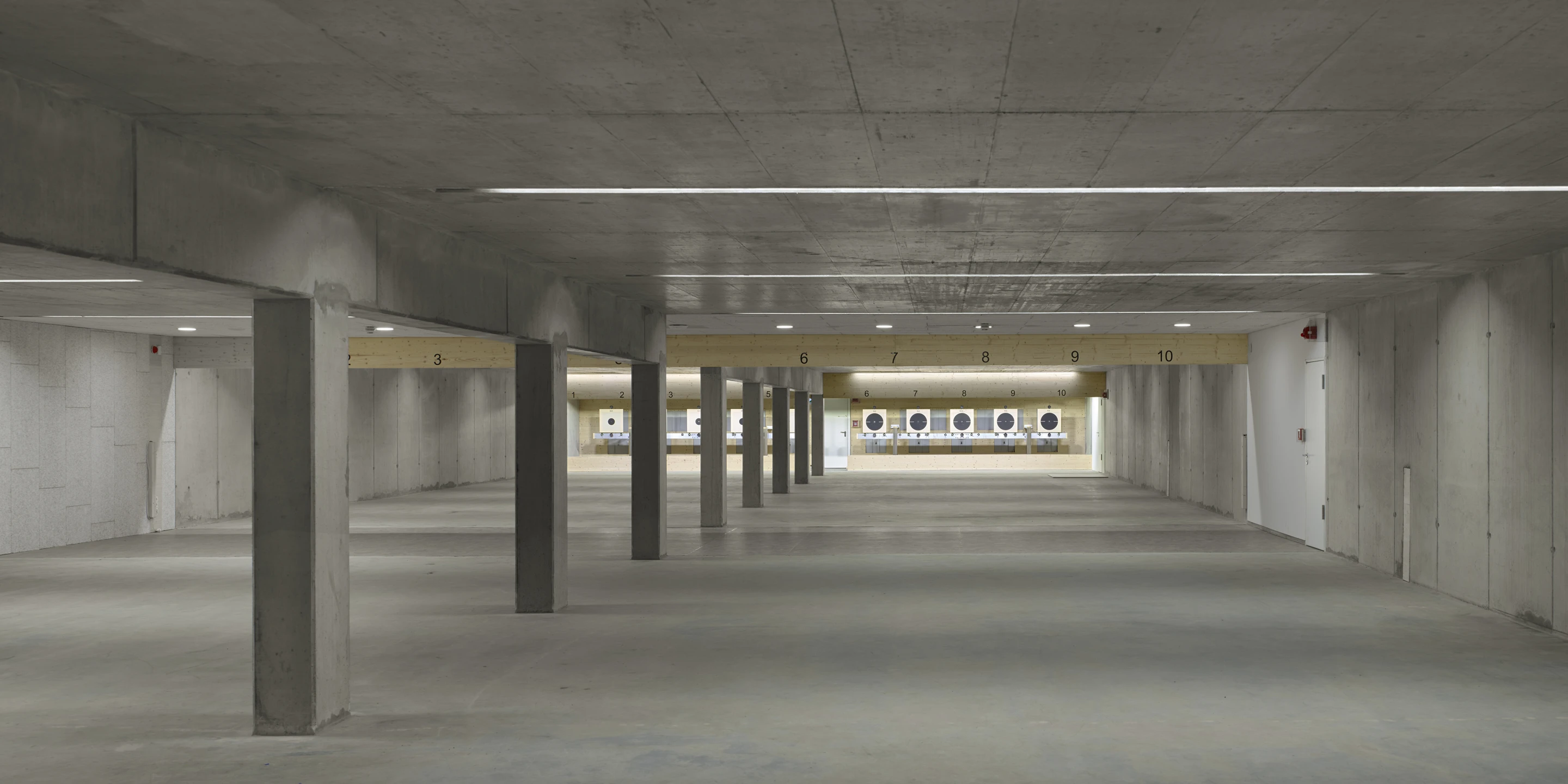 Solitär, Neubau, Beton-Holz-Tragwerk, Glasfassade, Metallfassade, Flachdach, Dachbegrünung, Park, Privat, Sport, Schießen, Büro, Schulung, Architektur, KTP, Kauffmann Theilig Partner, Freie Architekten PartGmbB, Stuttgart