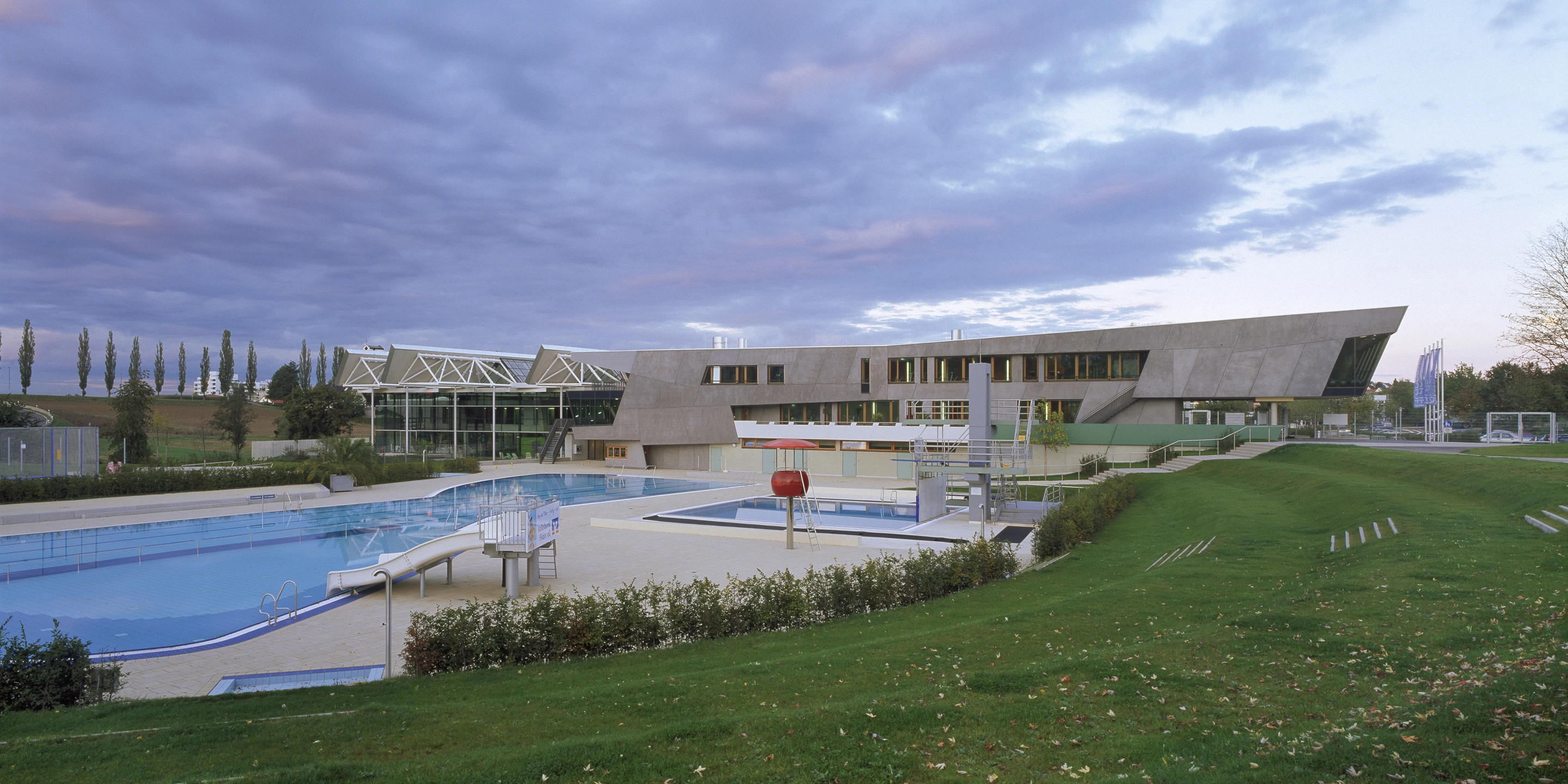Sanierung, Erweiterung, Freiform, Bauabschnitte, Städtebau, Klimakonzept, Farbe, Betonfertigteile, Betontragwerk, Glasfassade, Stahltragwerk, Dachbegrünung, Terrassen, Flachdach, Sportflächen, Parkplatz, Großprojekt, Öffentliche Hand, öffentlich zugänglich, Wellness, Bar, Baden,  Architektur, KTP, Kauffmann Theilig Partner, Freie Architekten PartGmbB, Stuttgart, 