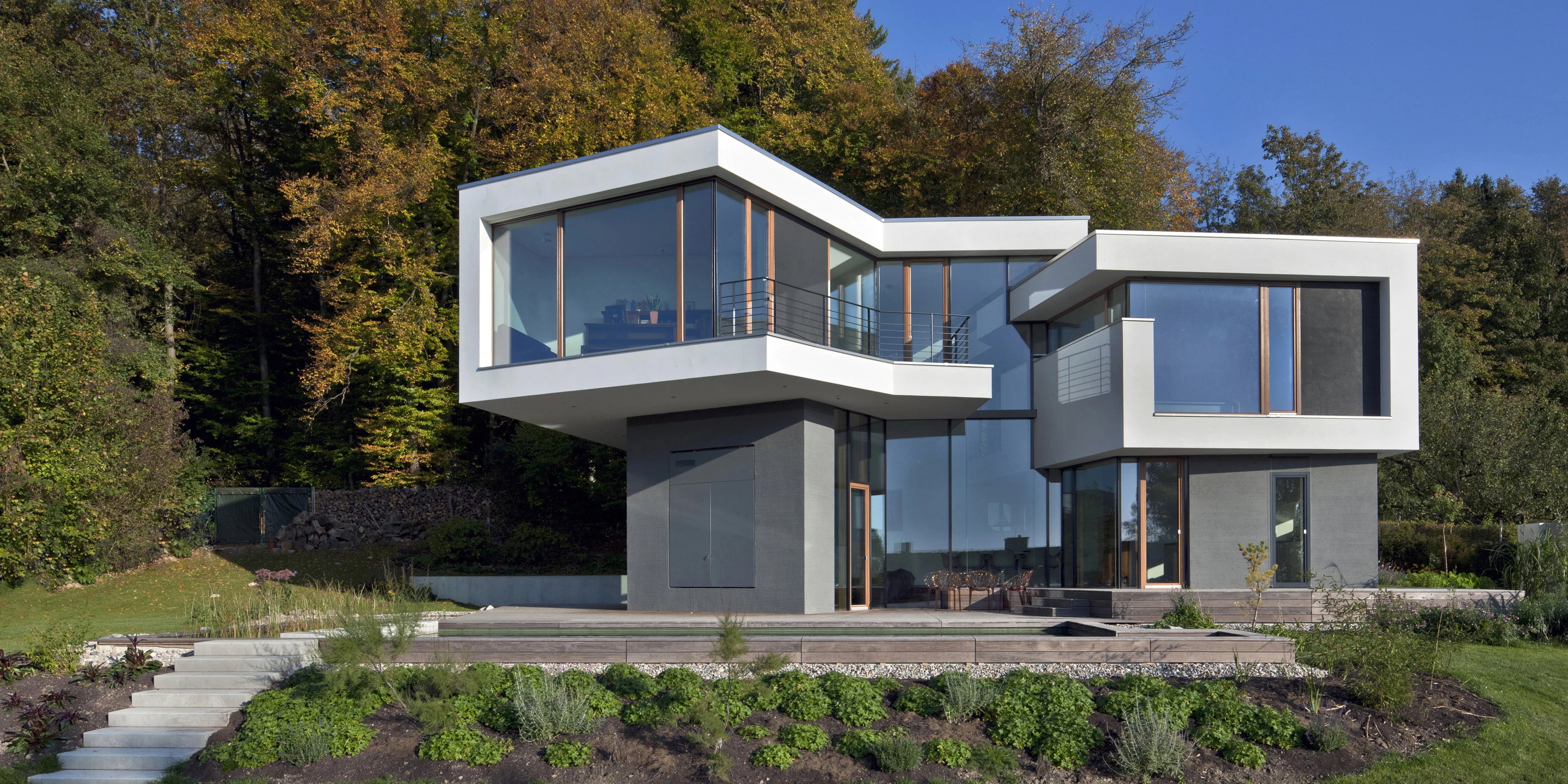 Wohnhaus mit Blick über Ulm | Ulm Solitär, Neubau, Freiform, Betontragwerk, Glasfassade, Strukturputz, WDVS, Flachdach, Dachbegrünung, Tiefgarage, Terrassen, Garten, Privat, Wohnen, Architektur, KTP, Kauffmann Theilig Partner, Stuttgart,