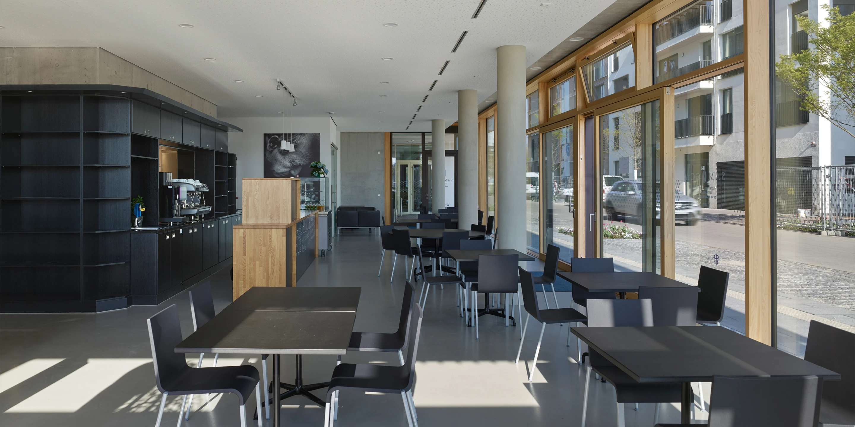 Wohnen auf Zeit Neckarbogen | Heilbronn Eckgebäude, Innerstädtisch, Neubau, Städtebau, Betontragwerk, Fertigteile, Lamelle, Metallfassade, Flachdach, Tiefgarage, Innenhof, Balkone, Investor, öffentlich zugänglich, Lamelle, Wohnen, Café, Service, Quatier, Gastronomie, Neckarbogen, Heilbronn, Quartier, Baordinghouse, Wohnung, Loggia, Dachlandschaft, Wohnungen, BUGA-Gelände, Fassade, Architektur, KTP, Kauffmann Theilig Partner, Freie Architekten PartGmbB, Stuttgart,