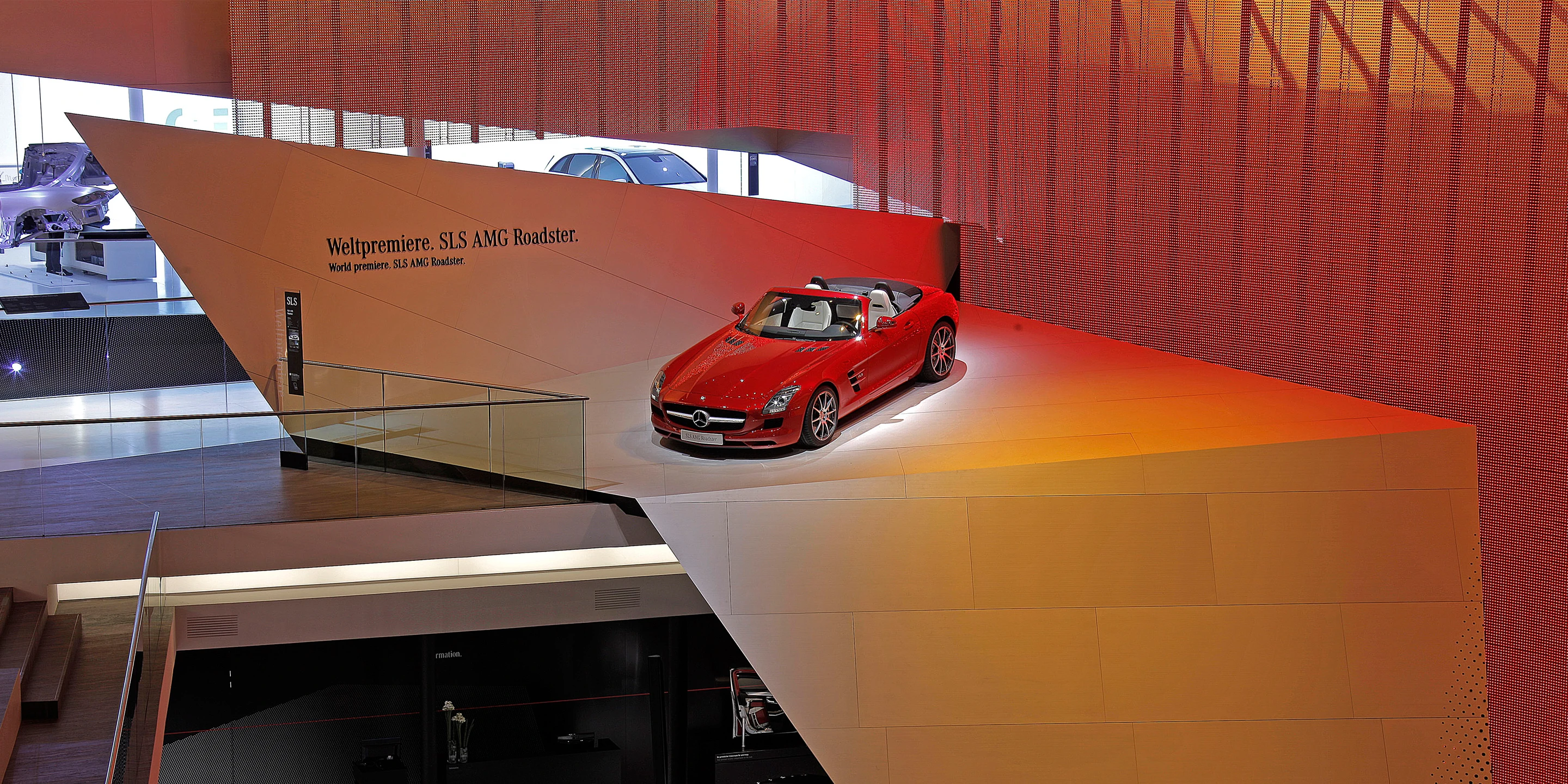 Mercedes-Benz IAA Pkw 2011 | Frankfurt a. M. PKW, Markenauftritt, IAA, Merzedes-Benz, Daimlier, Messe, Denkmalschutz, Ausbau, Temporär, Innenraum, Freiform, Klimakonzept, Wiederverwertbar, Stahl-Holz-Tragwerk, Medienwand, LED, Lichtinstallation, Holzverkleidung, Terrassen, Rolltreppe, Bühne, Privat, öffentlich zugänglich, Großprojekt, Ausstellung, Shop, Restaurant, Büro, Architektur, KTP, Kauffmann Theilig Partner, Stuttgart,
