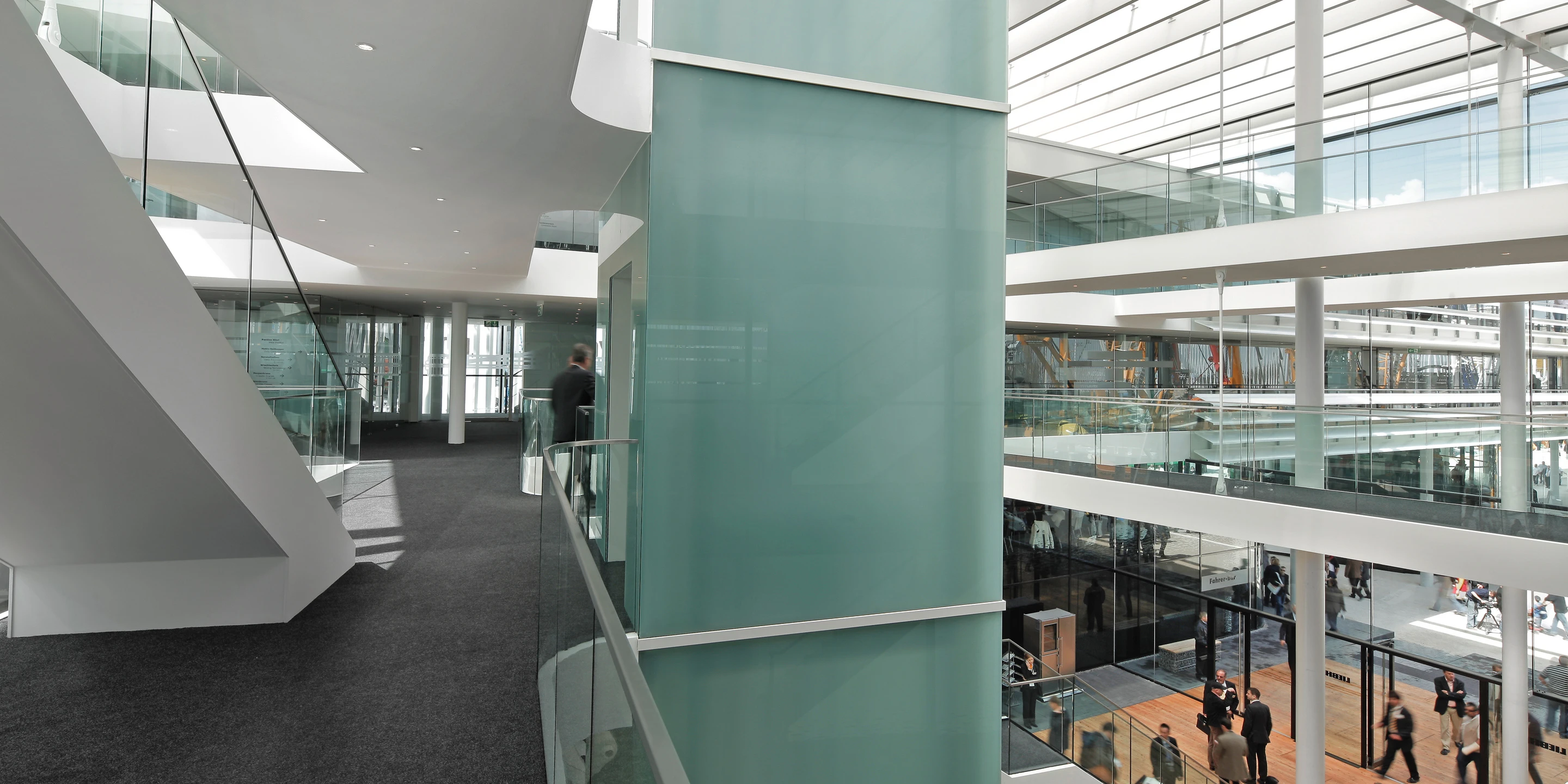 Neubau, Temporär, Modular, Wiederverwertbar, Stahlkonstruktion, Glasfassade, Textil, Lamelle Balkone, Innenhof, Privat, Generalplaner, Großprojekt, öffentlich zugänglich, Shop, Ausstellung, Bistro, Büro, Verwaltung, Architektur, KTP, Kauffmann Theilig Partner, Freie Architekten PartGmbB, Stuttgart, 