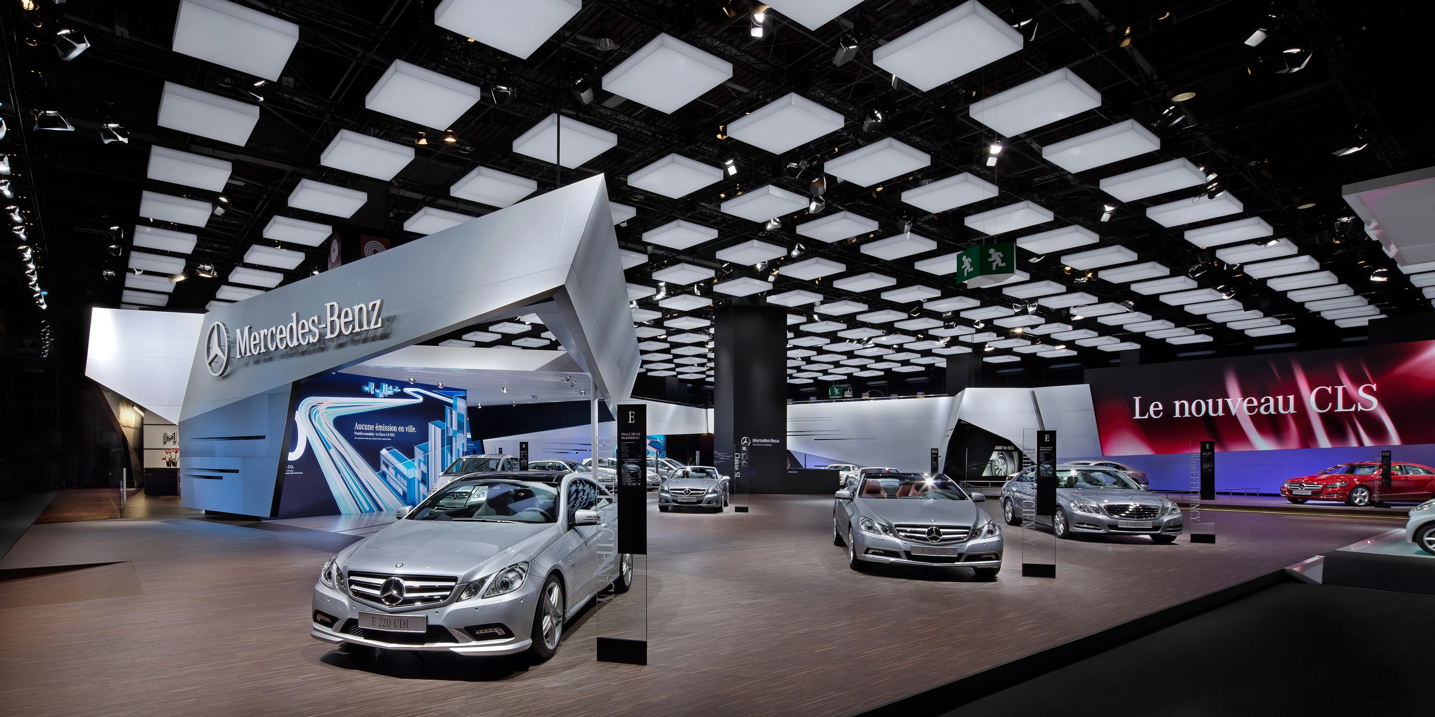 Mercedes-Benz Mondial de l'Automobile 2010 | Paris Neubau, Innenraum, Modular, Stahl-Holz-Konstruktion, Markenband, LED, Lichtinstallation, Privat, öffentlich zugänglich, Ausstellung, Shop, Café, Mercedes Benz, Architektur, KTP, Kauffmann Theilig Partner, Freie Architekten PartGmbB, Stuttgart,