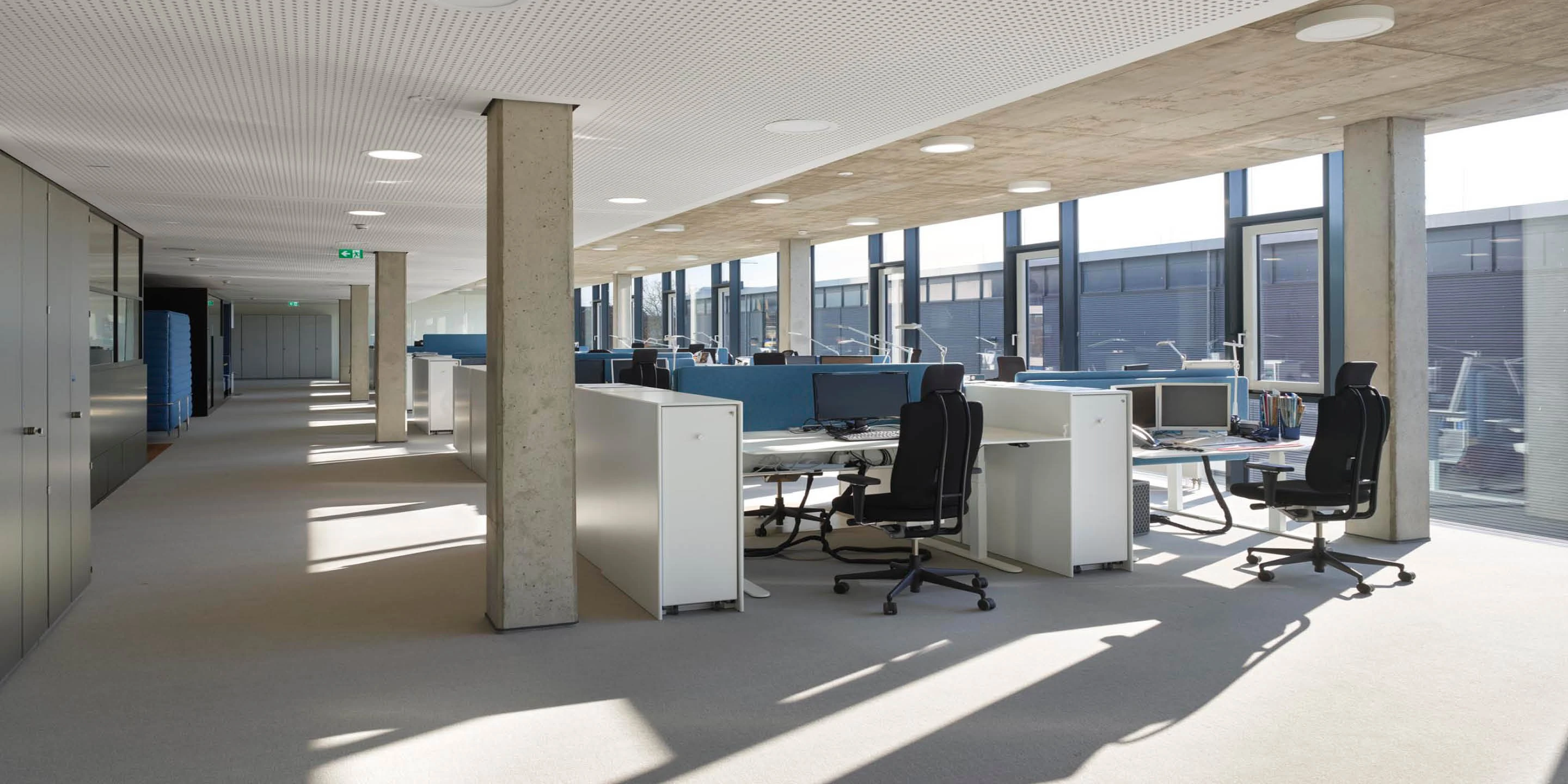 Headquarter Chemoform | Wendlingen a. N. Neubau, Beton-Holz-Tragwerk, Glasfassade, Metallfassade, Flachdach, Dachbegrünung, Tiefgarage, Parkplatz, Privat, Großprojekt, Produktion, Lager, Büro, Verwaltung, Fitness, Showroom, Architektur, KTP, Kauffmann Theilig Partner, Freie Architekten PartGmbB, Stuttgart