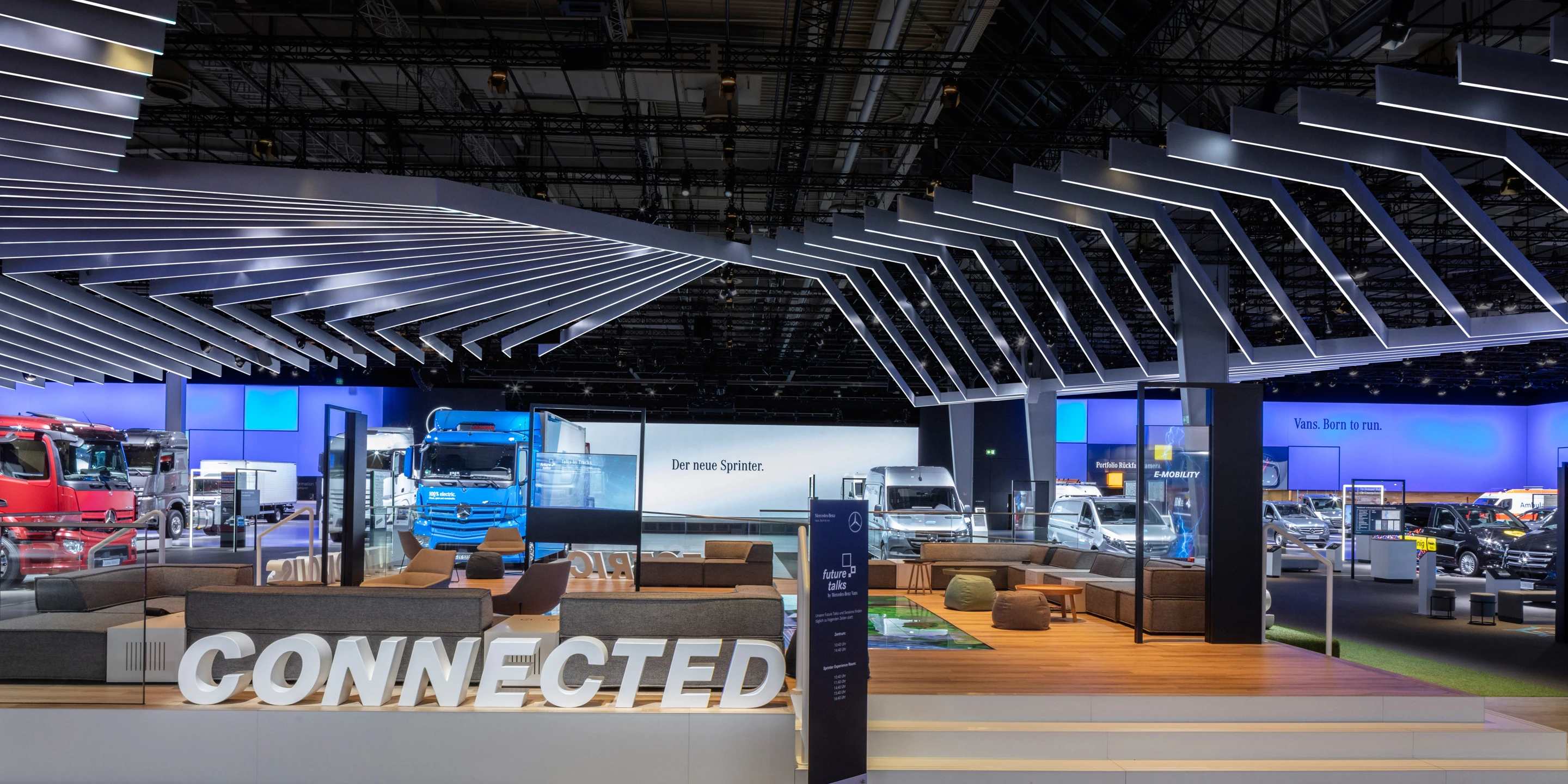 Ausbau, Temporär, Freiform, Innenraum, Holz-Stahl-Tragwerk, Lamelle, LED, Lichtinstallation, Lichtdecke, Bühne, Privat, Großprojekt, öffentlich zugänglich, Ausstellung, Gastronomie, Shop, Büros, IAA, Hannover, Nutzfahrzeuge, Daimler, Mercedes-Benz, Messen, Markenauftritt, Messeauftritt, Trucks, Fuso, Setra, Standfläche, Deckenkonstruktion, medial, Highlight, e-Mobility, Fleetboard, Actros Highlight, Powertrain, MB Pro, Digital Services/Omniplus, Kommunikation, Hauptbühne, Markenwand, Medienfläche, Trucks and Busses for the world,   Intro Bereich, Architektur, KTP, Kauffmann Theilig Partner, Freie Architekten PartGmbB, Stuttgart, MUTABOR, DISPLAY INTERNATIONAL, Markus Bollen 