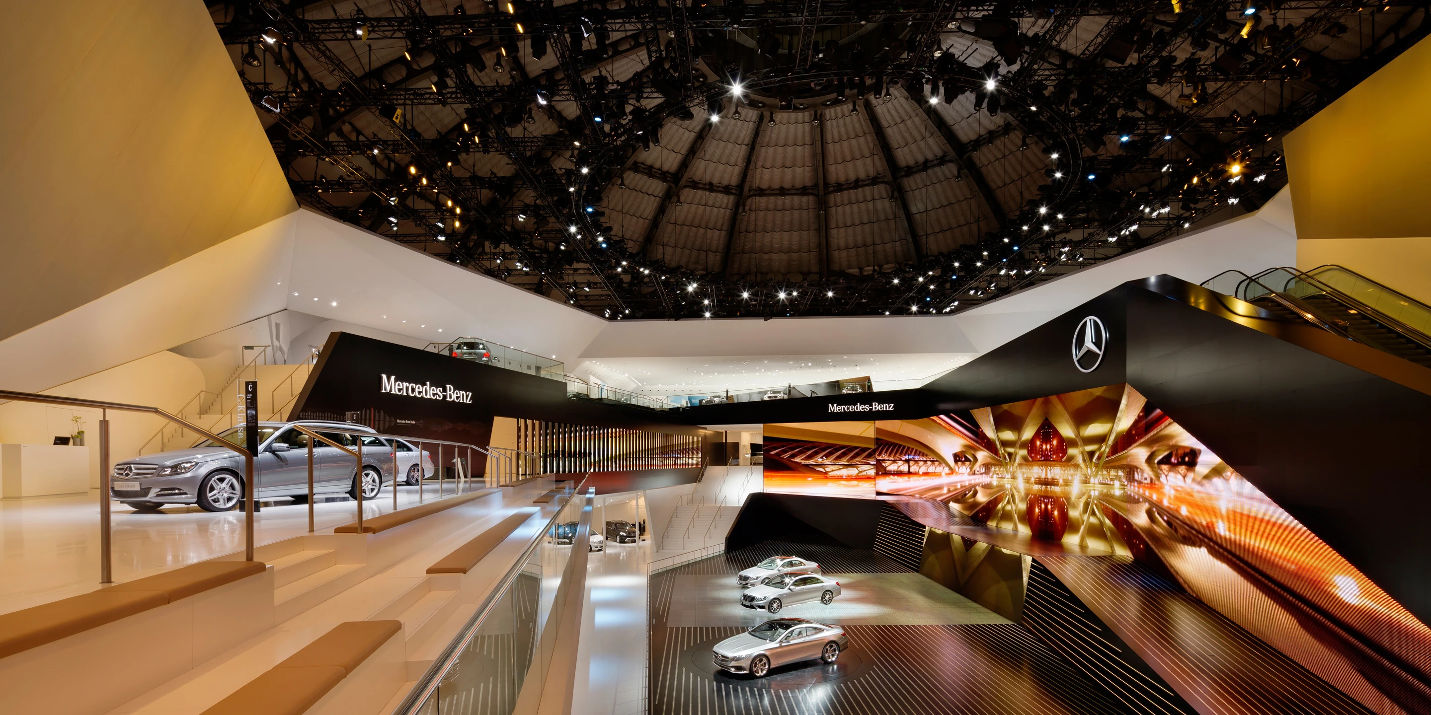 Mercedes-Benz IAA Pkw 2013 | Frankfurt a. M. Denkmalschutz, Ausbau, Temporär, Innenraum, Freiform, Klimakonzept, Wiederverwertbar, Stahl-Holz-Tragwerk, Medienwand, LED, Lichtinstallation, Holzverkleidung, Terrassen, Rolltreppe, Bühne, Privat, öffentlich zugänglich, Großprojekt, Ausstellung, Shop, Restaurant, Büro, Architektur, KTP, Kauffmann Theilig Partner, Freie Architekten PartGmbB, Stuttgart,