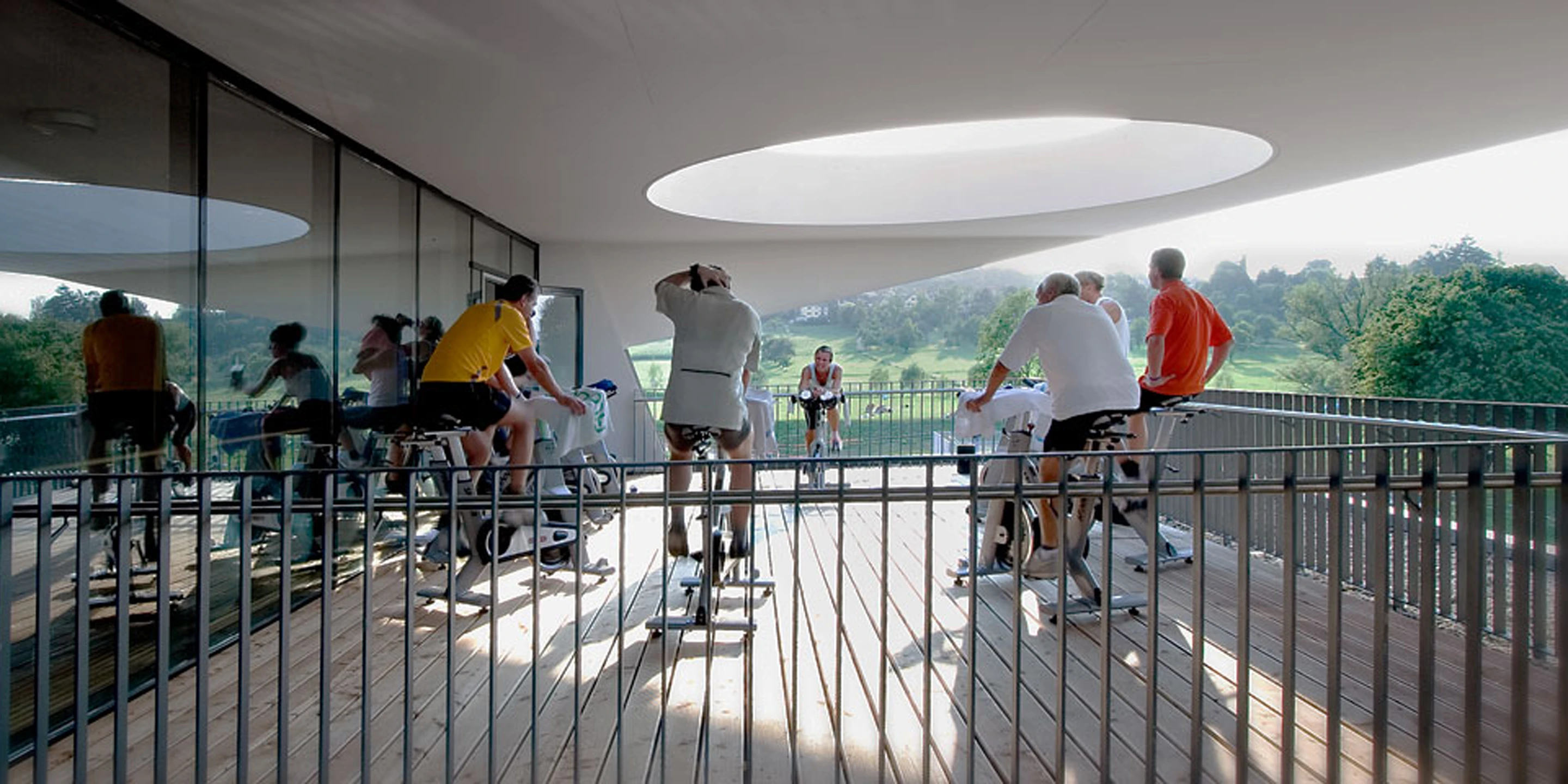 Sanierung, Erweiterung, Freiform, Bauabschnitte, Städtebau, Klimakonzept, Farbe, Betonfertigteile, Betontragwerk, Glasfassade, Stahltragwerk, Dachbegrünung, Terrassen, Flachdach, Sportflächen, Parkplatz, Großprojekt, Öffentliche Hand, öffentlich zugänglich, Wellness, Bar, Baden,  Architektur, KTP, Kauffmann Theilig Partner, Freie Architekten PartGmbB, Stuttgart, 