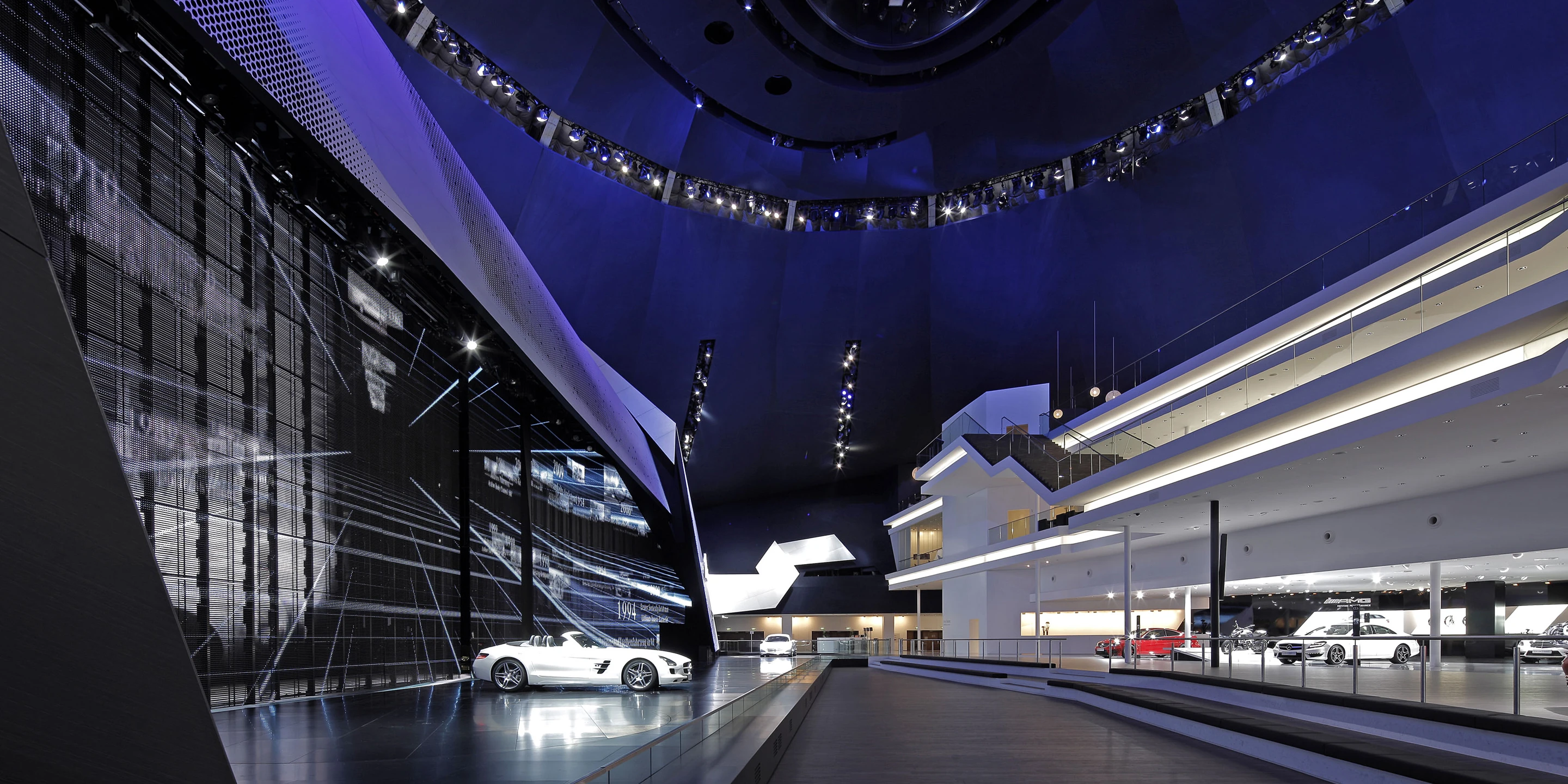 Mercedes-Benz IAA Pkw 2011 | Frankfurt a. M. PKW, Markenauftritt, IAA, Merzedes-Benz, Daimlier, Messe, Denkmalschutz, Ausbau, Temporär, Innenraum, Freiform, Klimakonzept, Wiederverwertbar, Stahl-Holz-Tragwerk, Medienwand, LED, Lichtinstallation, Holzverkleidung, Terrassen, Rolltreppe, Bühne, Privat, öffentlich zugänglich, Großprojekt, Ausstellung, Shop, Restaurant, Büro, Architektur, KTP, Kauffmann Theilig Partner, Stuttgart,