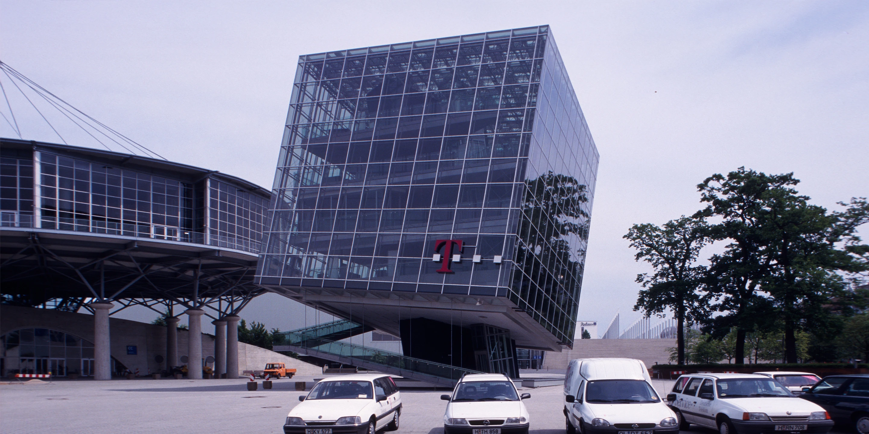 Solitär, Neubau, Freiform, Stahltragwerk, Glasfassade, Medienfassade, LED, Platz, Privat, Ausstellung, Veranstaltung, Architektur, KTP, Kauffmann Theilig Partner, Freie Architekten PartGmbB, Stuttgart