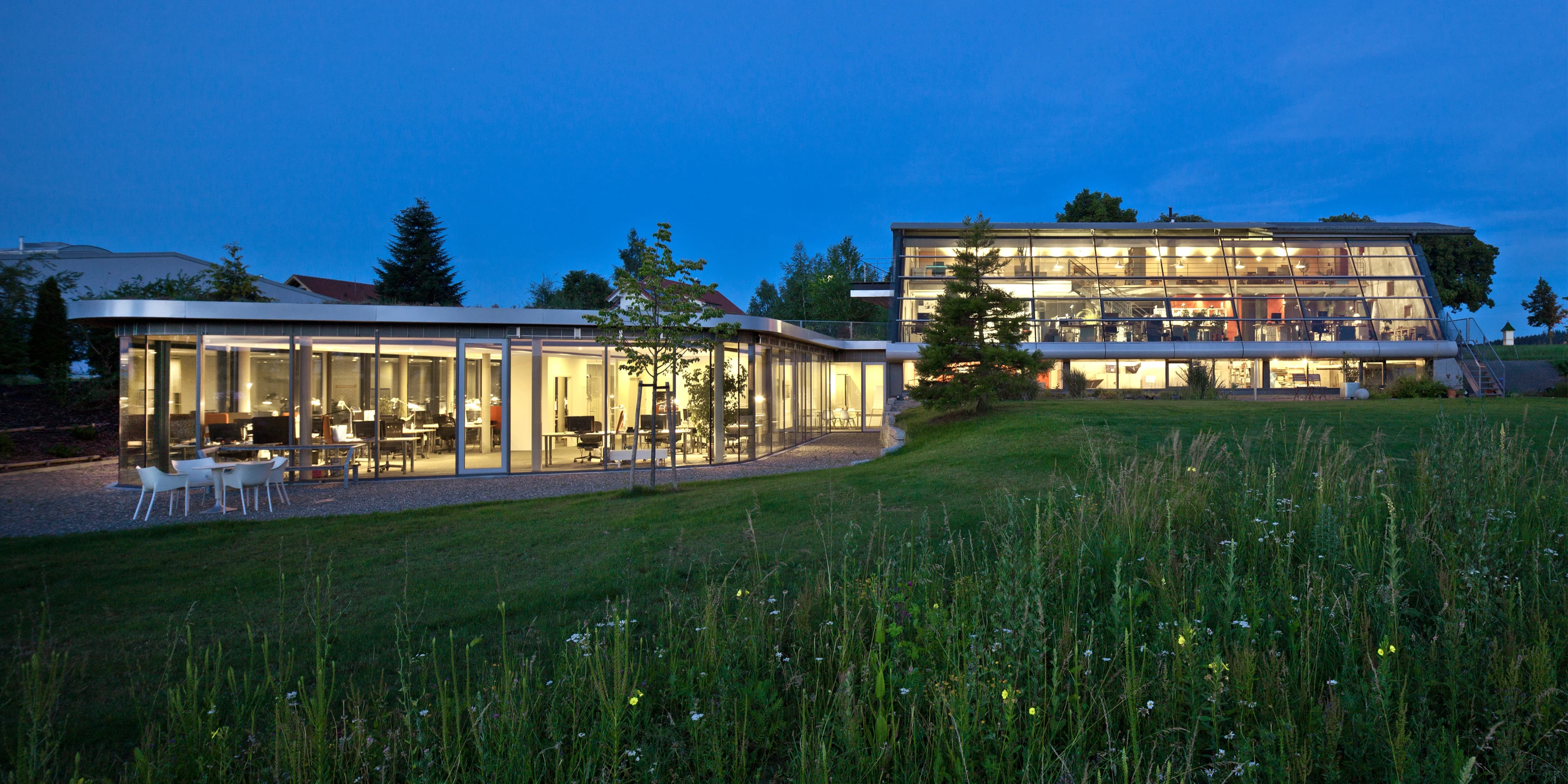 Erweiterung, Bauabschnitte, Freiform, Betontragwerk, Glasfassade, Dachbegrünung, Flachdach, Garten, Privat, Büro, Verwaltung, Architektur, KTP, Kauffmann Theilig Partner, Stuttgart, Agentur, Werbeagentur